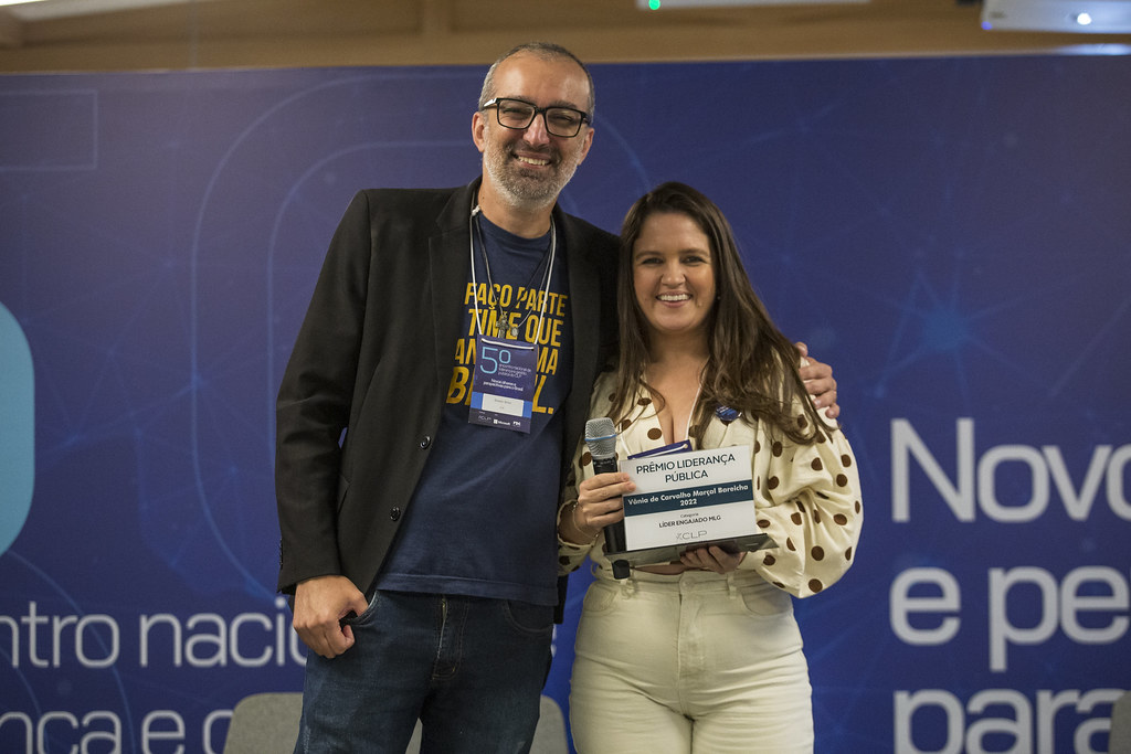 Entrega da placa do Prêmio Liderança Pública