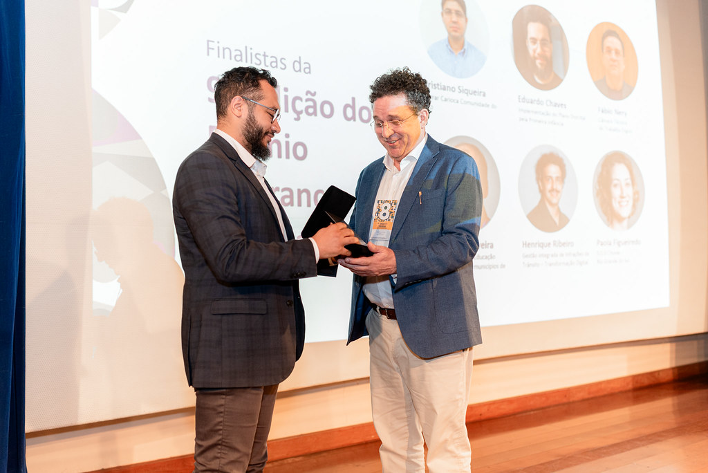 Líder recebendo a placa do Prêmio Liderança Pública
